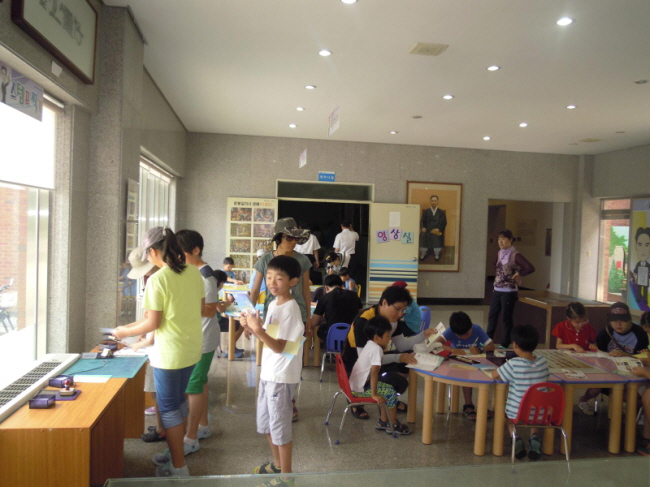 윤봉길의사 기념관에서 실시중인 교육체험학습에 어린이들이 참여하고 있다.