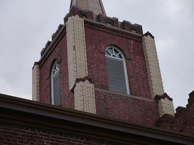 십자가가 있는 첨탑 기둥 부분.