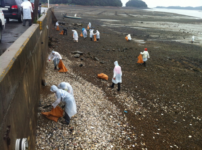 유류피해주민과 해양쓰레기 수거활동