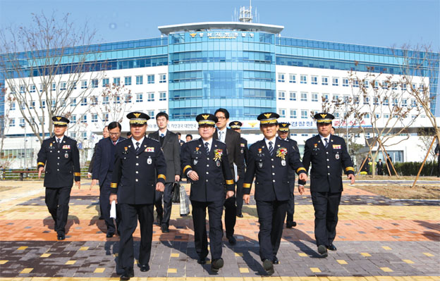 충남경찰청 신청사를 배경으로 한 자리에 모인 경찰 수뇌부. 앞줄 가운데가 이성한(치안총감) 경찰청장, 오른쪽이 백승엽(치안감) 충남청장.
