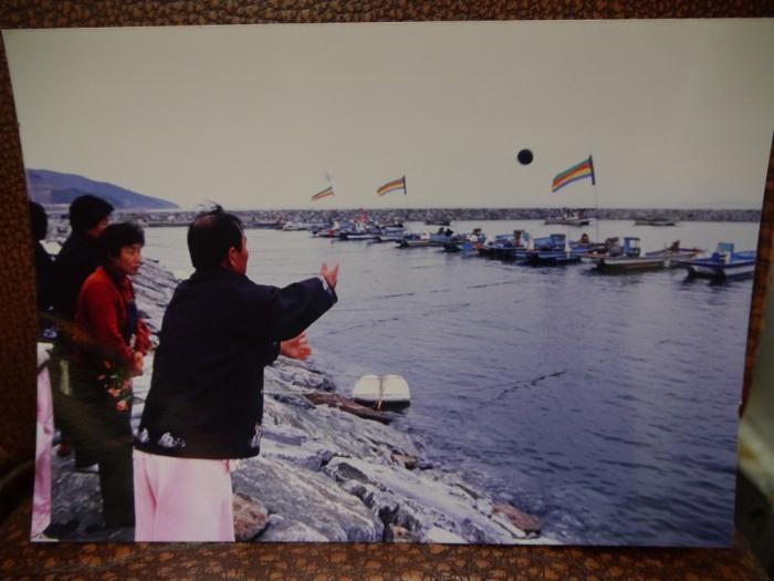 2000년대 초반의 고사떡을 바다에 뿌리는 행사 사진