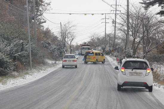 꽁꽁 얼어붙은 도로... 빙판길 위 운전자들 당황