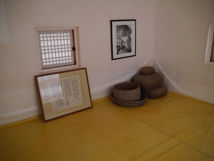 방 한켠에 놓여있는 사진과 액자