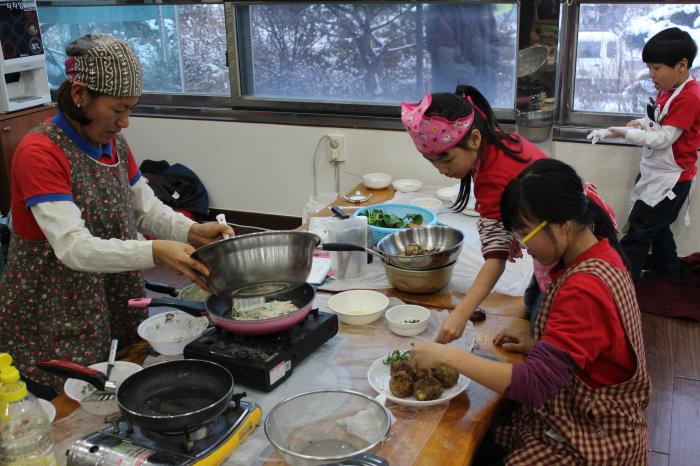 로컬푸드직매장 생미장터 오픈기념행사로 열린 가족요리대회에 참석한 가족들이 요리를 만들고 있다.