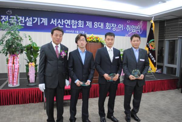  왼쪽부터 김용배 취임 회장, 이용우 대전충남연합회장, 김정환 이임 회장    