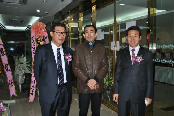 왼쪽부터 김용배 취임 회장, 이용우 대전충남연합회장, 김정환 이임 회장 