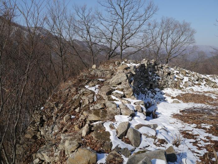 테뫼식의 전형을 보여주는 성벽과 산기슭