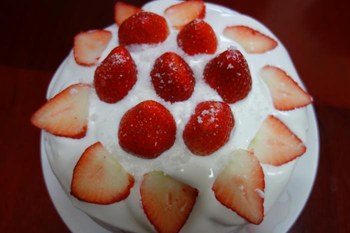 상큼한 딸기로 생일 케익을 만들었어요