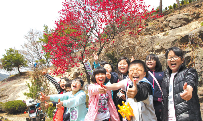 금산 남일면 홍도화축제장 홍도화나무 앞에서 아이들이 웃음을 보이고 있다.