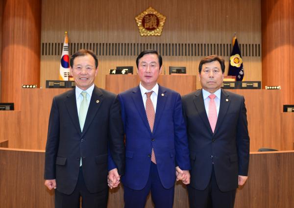 ▲ 가운데- 충남도의회 의장 김기영, 왼쪽- 제1부의장 유익환, 오른쪽- 제2부의장 이진환    