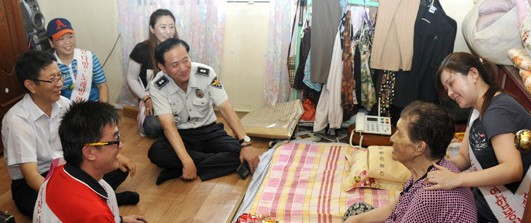 이흥엽 덕산면장과 채상욱 덕산지구대장, 덕산다방·노래방연합봉사단원들이 한 홀몸어르신과 담소를 나누고 있다.