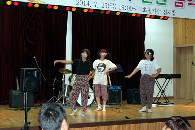 근흥중학교(교장 최기학)가 한 여름밤의 전원음악회를 주제로 학교 강당에서 작은 음악회를 열었다.