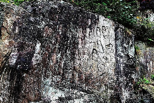 오른쪽 벽면에 있는 마애석가삼존 16나한상