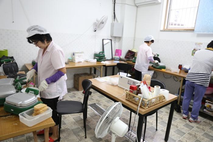홍성지역자활센터에서 누룽지를 굽는 모습