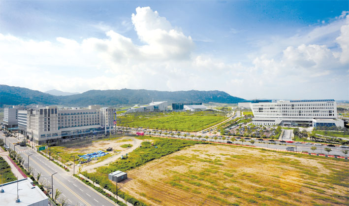 지난 2012년말 충남도청을 시작으로 충남교육청과 충남지방경찰청 등 3대 기관이 내포신도시로 이주해 왔다. 하지만 경기침체에 따른 투자위축으로 종합병원과 대학교, 대형마트 등의 유치에 적신호가 켜지면서 내포신도시 조성에 차질을 빚고 있다. /박갑순 기자