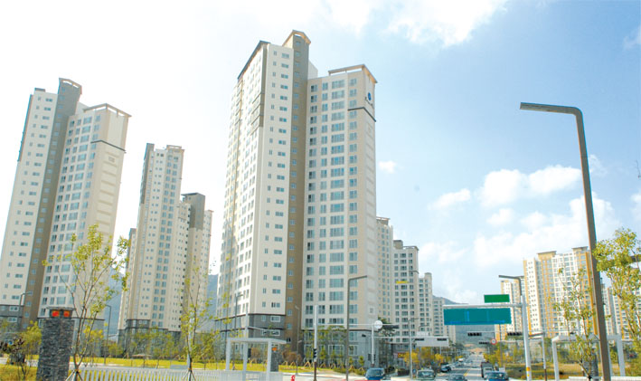 지난달부터 효성아파트가 입주를 시작함에 따라 내포신도시로의 인구유입이 가속화되고 있다. 지난 8월말 현재 내포신도시 인구는 4351명으로 연말까지는 최소 5000명을 넘어설 것으로 보인다. 사진/김태신 ktx@korea.kr