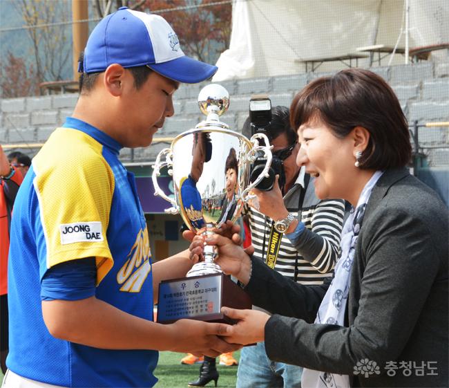 우승컵을 받고 있는 서울중대초교 선수 