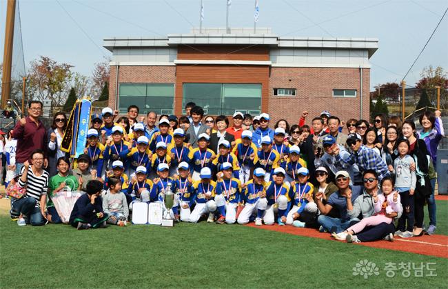우승을 차지한 서울 중대초교 선수들과 박찬호 선수가 기념촬영을 하고 있다