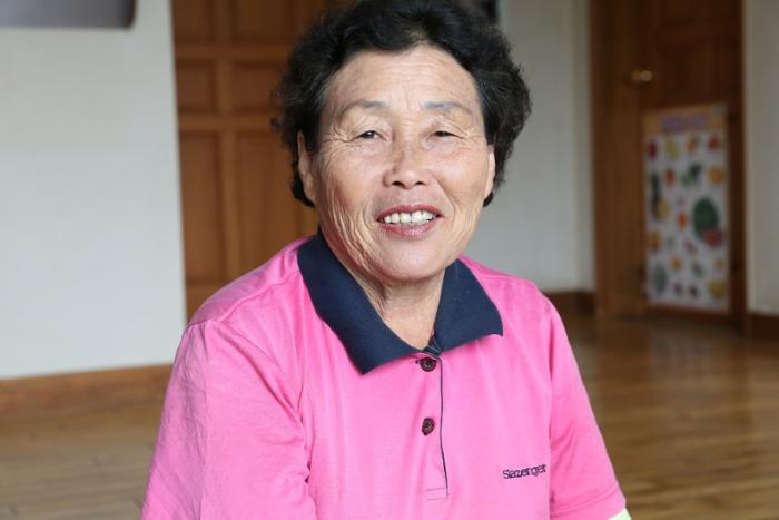 농사 짓는 와중에 자원순환 활동을 위해 뛰어다니신 장회장님을 뒤에서 묵묵히 내조하신 김영자 할머니(68세). 미소가 참 예쁘고 온화하십십니다.