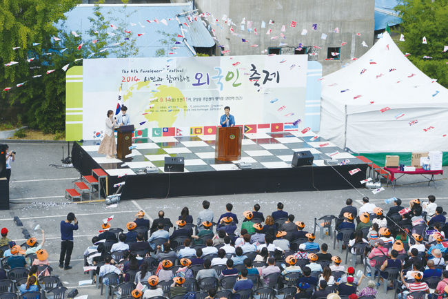 “Foreigners’ Festival” to Share Time with Citizens