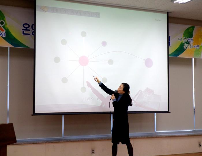 도와주려는 사람들을 연결하는 노하우에 대해 설명하시는 김미경 강사님