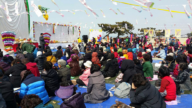 지난 15일 청포대해수욕장에서 유네스코등재 한국무형문화재 영산제가 거행됐다.
