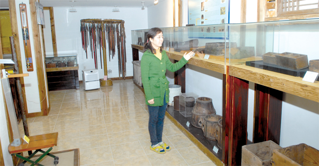 한국도량형박물관 박부연(50) 에듀케이터가 조상들이 사용하던 부피를 재는‘홉(合)’과‘되(升), ‘말(斗)’, ‘섬(石)’에 대해 설명하고 있다.
