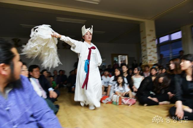 강은영 진도씨심굿 무형문화제 보유자가 공연을 하고 있다