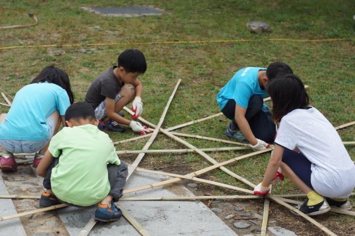 대나무 스타돔을 제작중인 아이들