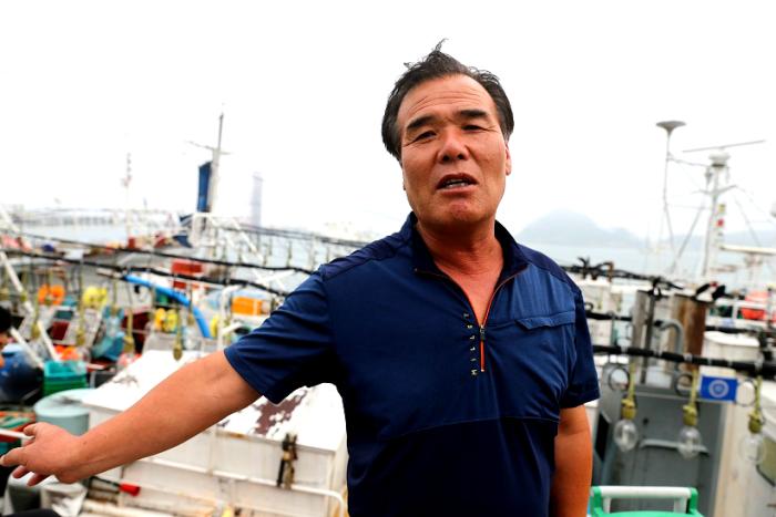 오징어를 트럭으로 옮기는 중 만난 오징어잡이 어선의 이외슬 선장님. 서해 오징어가 예년보다 풍년이라며 기뻐하셨습니다.