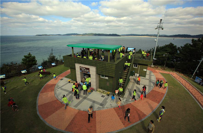 지난해 '태안 해변길 걷기대행진' 행사에 참가한 지역주민들이 해변길 중턱에 자리한 유류피해역사전시관을 둘러보고 있다.