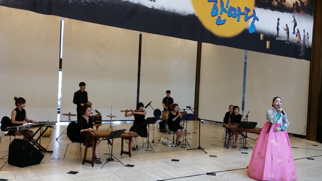 오는 31일 오전 11시와 오후 2시 백제문화단지내에서 국악실내악단 '아름' 특별공연이 펼쳐진다.
