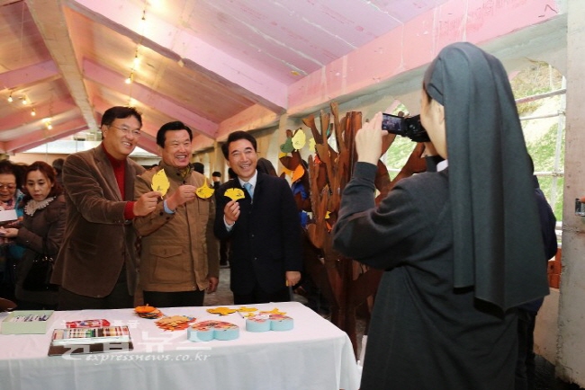 왼쪽부터 정진석 전 국회사무총장, 오시덕 공주시장, 박수현 국회의원, 사랑의 메시지를 보여주자 수녀님이 사진을 찍고 있다.