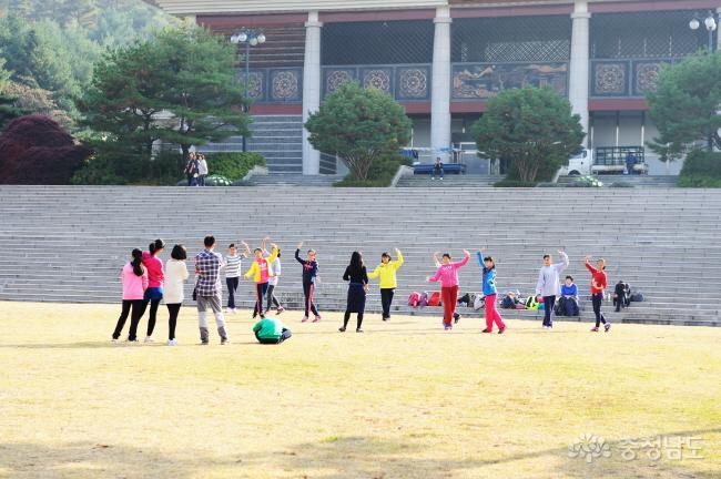 오늘은 중국학생들이 단체로 산림박물관으로 수학여행을 온거 같다. 또 다른 넓은 광장에서 단체 무용을 하는 모습이 보인다.직접 중국 노래를 부르며 춤을 추는 아이들의 모습이 귀엽기도 하고 즐거워 보인다. 