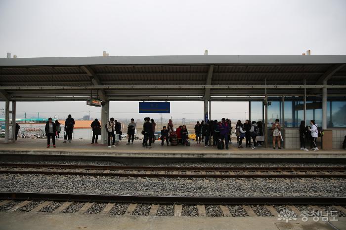 기차를 기다리는 사람들