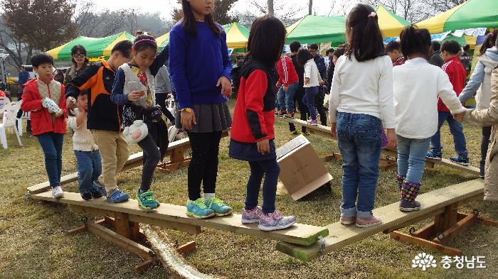 행사장 중앙에 마련된 친환경 놀이터에 아이들과 어른들이 함께 즐기는 모습