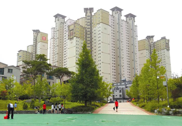 2016년도 ‘그린홈 으뜸아파트’로 중규모 단지(500호 이상 1000호 미만)에서 선정된 아산 신도브래뉴 아파트(940세대). 