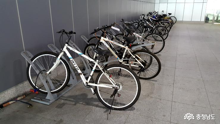 도청 지하 통로의 자전거 보관대