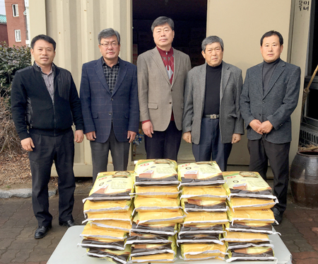 지난 14년간 사랑의 쌀을 기탁해 온 박종식씨(사진 오른쪽에서 두번째)가 올해도 어김없이 30포의 쌀을 태안읍에 기탁했다.