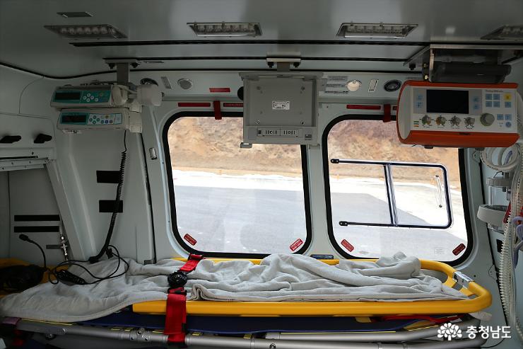환자를 태우고 응급처치를 할수 있는 장비가 마련된 헬기 내부