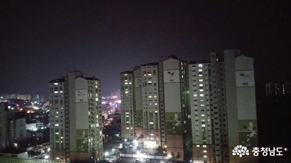 어둠에 불빛을 발하고 있는 아파트 단지들. 위 사진은 특정기사와 관련 없음.