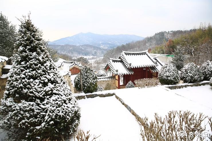 사당에서 본 마을 전경. 지난 1월13일, 눈이 하얗게 내린 오후 풍경이다.