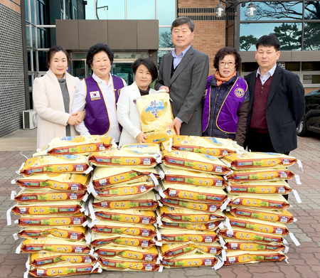 태안여성라이온스, 태안읍에 쌀 100포대 기탁 사진