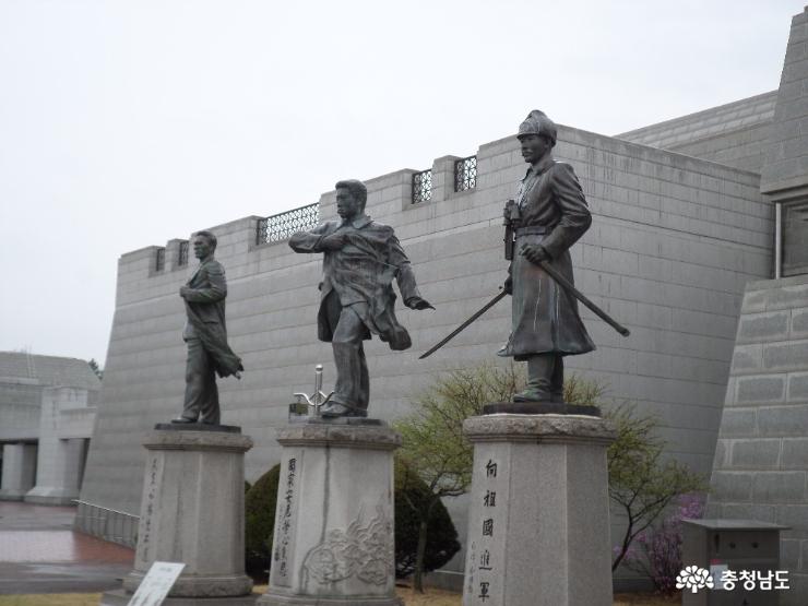 윤봉길 의사와 안중근 의사, 그리고 ‘청산리 대첩’ 승리의 주역 김좌진 장군의 동상 