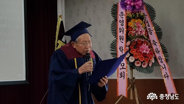 부석중학교에서 만학도의 꿈을 이룬 85세 김복환 어르신 학생
