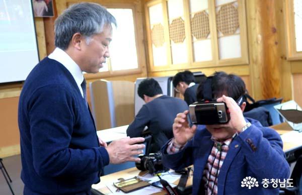  참석자에게 스마트폰을 이용한 가상현실을 보여주는 김희수 교수
