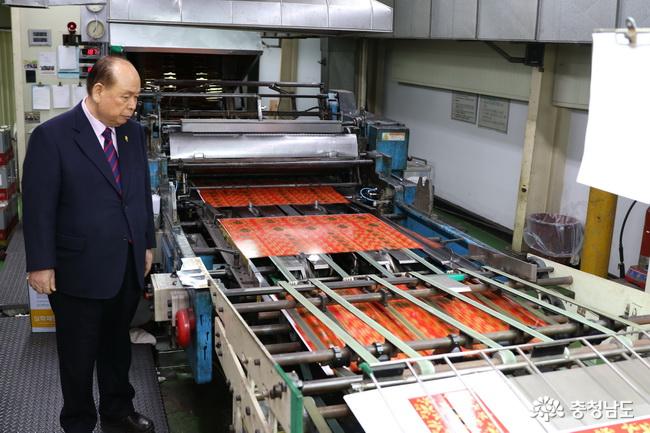 한국 금속인쇄 분야 거목 ‘50여 년 한 길’ 사진