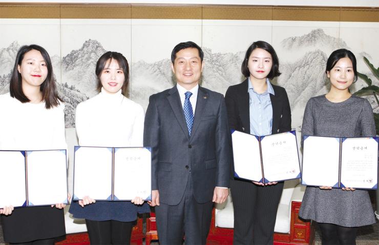 왼쪽부터 전정욱, 임혜진, 허승욱 정무부지사, 심서진, 현은정씨.