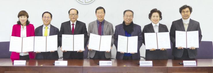 인생 이모작 사업 추진을 위한 7개 유관단체 합동 협약식. 왼쪽부터 장현숙(여) 충남인생이모작지원센터장, 한찬희 퇴직공무원협동조합이사장, 최청송 충남교육삼락회장, 서종호 대한노인회충남연합회 경로당광역지원센터장(회장 대리), 이윤기 충남사회경제네트워크이사장, 김옥수(여) 충남여성단체협의회장, 김동경 충남지역아동센터협의회장.