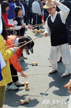 참가자들이 죽방울 놀이를 체험하고 있다. ⓒ 무한정보신문